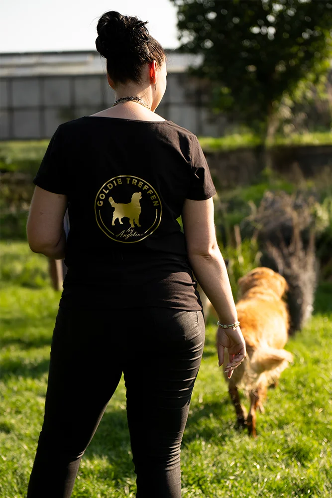 Rückansicht von Angelina mit dem Fokus auf dem Goldie Treffen Logo