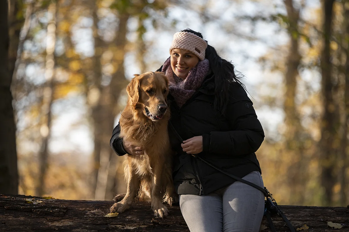 Portrait von Angelina und ihrem Golden Retriever Luke
